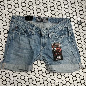 Nwt cni fashions low rise jean shorts size 6